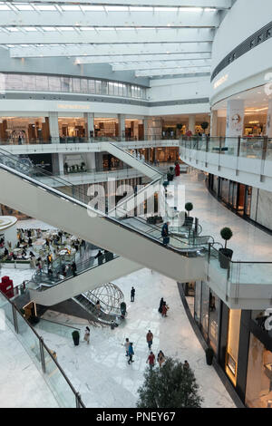 Innenraum der neuen Erweiterung der Dubai Mall, der Fashion Avenue, Gehäuse high-end Geschäfte und Einkaufszentren mit Luxus Marken, in Dubai, vereinigte arabische Emirat Stockfoto