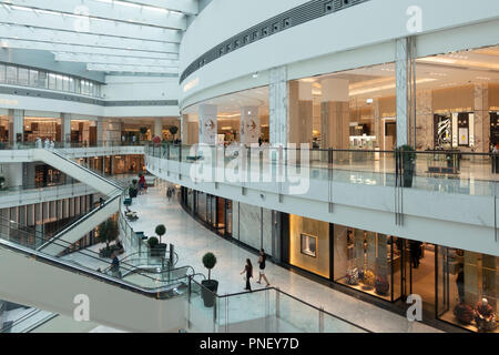 Innenraum der neuen Erweiterung der Dubai Mall, der Fashion Avenue, Gehäuse high-end Geschäfte und Einkaufszentren mit Luxus Marken, in Dubai, vereinigte arabische Emirat Stockfoto