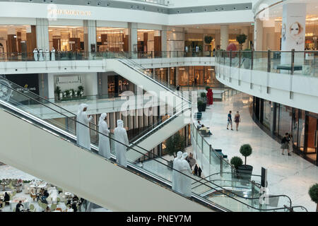 Innenraum der neuen Erweiterung der Dubai Mall, der Fashion Avenue, Gehäuse high-end Geschäfte und Einkaufszentren mit Luxus Marken, in Dubai, vereinigte arabische Emirat Stockfoto