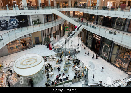 Innenraum der neuen Erweiterung der Dubai Mall, der Fashion Avenue, Gehäuse high-end Geschäfte und Einkaufszentren mit Luxus Marken, in Dubai, vereinigte arabische Emirat Stockfoto