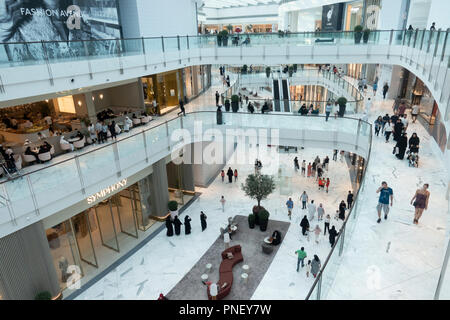 Innenraum der neuen Erweiterung der Dubai Mall, der Fashion Avenue, Gehäuse high-end Geschäfte und Einkaufszentren mit Luxus Marken, in Dubai, vereinigte arabische Emirat Stockfoto