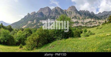 Die Berge und das Massiv entlang der grünen Pfad zur Piedrafita de Jaca See in den aragonesischen Pyrenäen Stockfoto