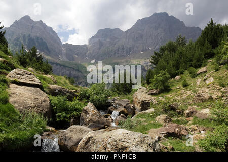 Die Piedrafita de Jaca See und Barranco Cuasta River mit dem Pena Telera massiv in den aragonesischen Pyrenäen Stockfoto