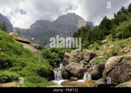 Die Piedrafita de Jaca See und Barranco Cuasta River mit dem Pena Telera massiv in den aragonesischen Pyrenäen Stockfoto