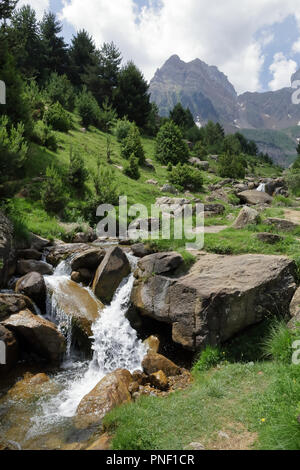 Die Piedrafita de Jaca See und Barranco Cuasta River mit dem Pena Telera massiv in den aragonesischen Pyrenäen Stockfoto