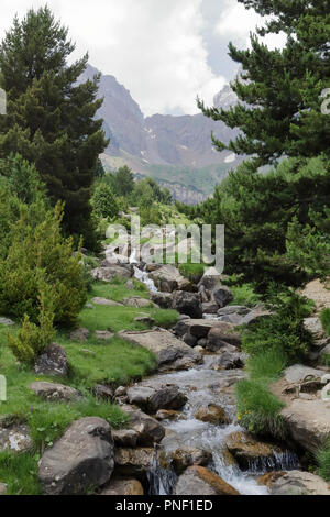 Die Piedrafita de Jaca See und Barranco Cuasta River mit dem Pena Telera massiv in den aragonesischen Pyrenäen Stockfoto