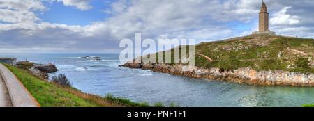 Landschaft der Turm des Herkules in der galizischen Hauptstadt La Coruña auf seinen Felsen Landzunge am Meer Stockfoto