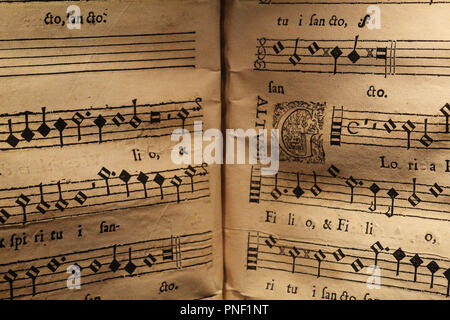 Eine alte Kerbe auf einem Pergament geschrieben, ein paar Stangen mit Noten und eine Miniatur, für einen Song in Lateinamerika Stockfoto