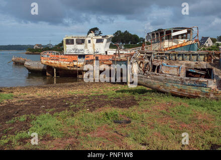 Wracks, Rostellec Bay, Halbinsel Crozon, Bretagne, Frankreich. Stockfoto