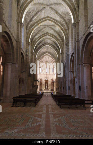 Das mittelschiff, der Dom und die barocke Altarbild in der Zisterzienserabtei Veruela gotische Kirche, die in der Region Aragón, Spanien Stockfoto