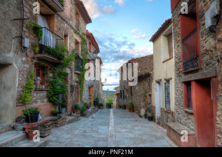 Die Hauptstraße (Calle Mayor) in Alcalá del Moncayo Stadt in Aragon, Spanien, im Herbst, mit grünem Efeu klettern auf die backsteine Mauern der typischen Häuser Stockfoto