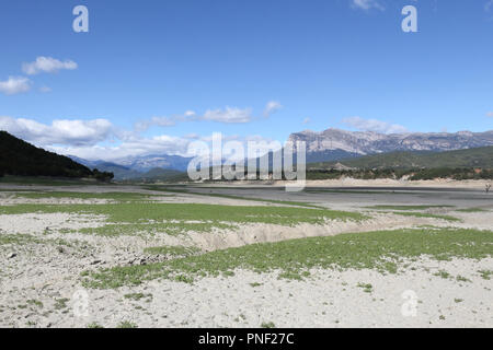 Eine grüne Landschaft der Mediano künstlichen See in den spanischen Pyrenäen wie aus dem Inneren der See aus gesehen, mit grünen frisches Gras, Spanien Stockfoto