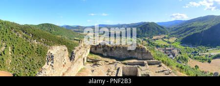 Eine Landschaft von bebauten Feldern, dichten Wald und Berge wie aus den Ruinen des verlassenen Burg in der ländlichen Stadt Boltaña, Spanien gesehen Stockfoto