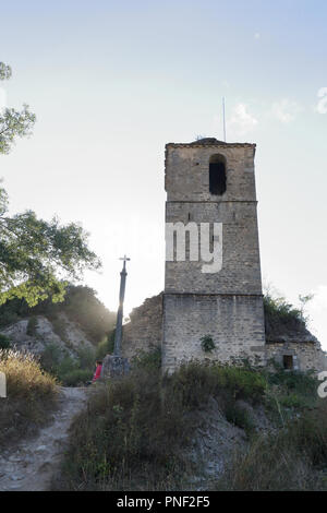 Die Iglesia de San Miguel Kirche Golgota und der Glockenturm mit Klettern Efeu in Janovas, einer zerstörten Dorf in den Pyrenäen, Spanien Stockfoto