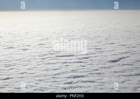 Ein Areal Blick auf Flachbild einheitlicher homogener Wolken und ein tiefblauer Himmel, wie als vom Flugzeug aus gesehen Stockfoto