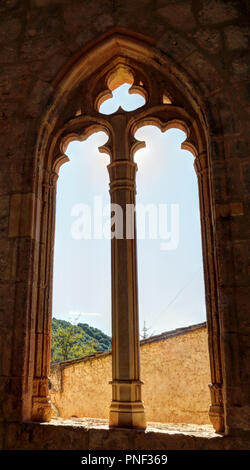 Der gotische Spitzbogen Fenster mit Verzierungen am Eingang des Heiligen Blasius Kirche (Iglesia de San Blas) in der kleinen Stadt Anento, Spanien Stockfoto