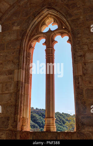 Der gotische Spitzbogen Fenster mit Verzierungen am Eingang des Heiligen Blasius Kirche (Iglesia de San Blas) in der kleinen Stadt Anento, Spanien Stockfoto