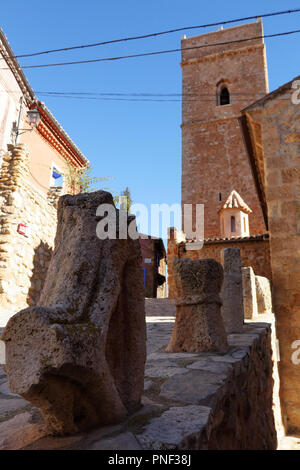 Der Glockenturm der Kirche Saint Blaise (Iglesia de San Blas) im Anento Kleinstadt, in der Provinz Aragon, Spanien Stockfoto