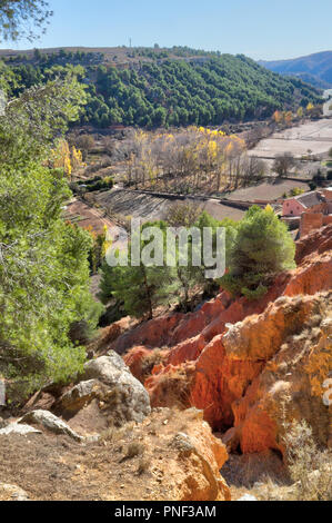 Eine Landschaft der angebauten Felder und die Farben des Herbstes, mit gepflügten Erde, Bäume und ein blauer Himmel, um Anento, einem kleinen spanischen Dorf in Aragonien Stockfoto