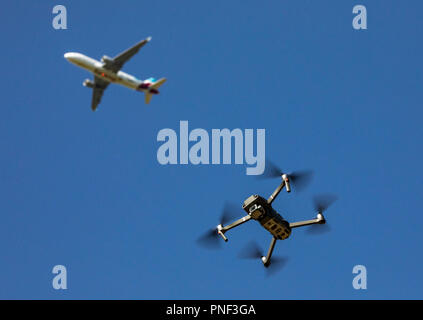 Drone, quadrocopter, DJI Mavic2 PRO, Fliegen, oben ein Passagierflugzeug in ein Ansatz zu einem Flughafen, Stockfoto