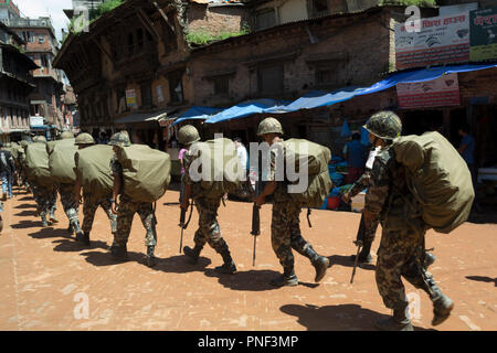 Bhaktapur, Nepal 2012. Soldaten marschieren Stockfoto