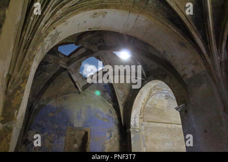 Ein Polterte Ziegelgewölbe in der Iglesia de San Martin de Tours, mit einer Taschenlampe leuchtet beim Besuch, als Tourist, das zerstörte Belchite, einem kleinen Aragon Stadt Stockfoto