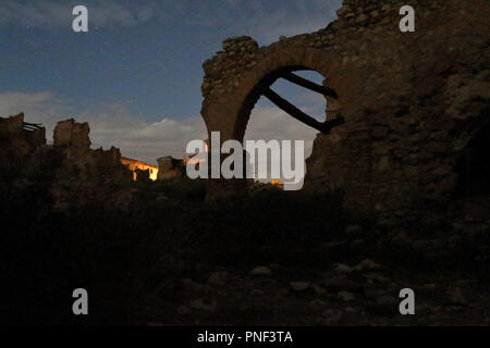 Ein Polterte brick Bogen geschossen, während wir, als Tourist, das zerstörte Belchite, einem kleinen Aragon Stadt durch faschistische während des Spanischen Bürgerkriegs bombardiert Stockfoto