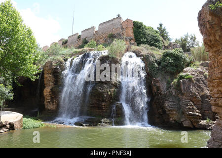 Eine Landschaft der im Viertel am Fluss Huerva River Rock doppel Wasserfälle von grünen Bäumen und Büschen in der gaël Park im Frühling umgeben, Spanien Stockfoto