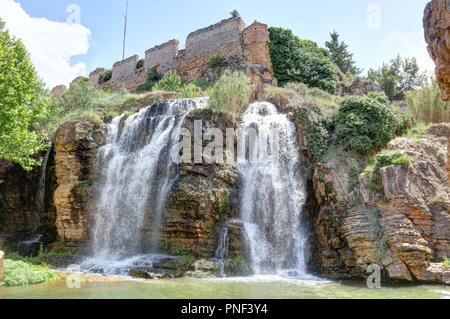 Eine Landschaft der im Viertel am Fluss Huerva River Rock doppel Wasserfälle von grünen Bäumen und Büschen in der gaël Park im Frühling umgeben, Spanien Stockfoto