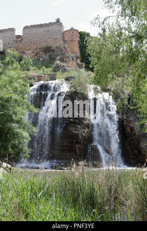 Eine Landschaft der im Viertel am Fluss Huerva River Rock doppel Wasserfälle von grünen Bäumen und Büschen in der gaël Park im Frühling umgeben, Spanien Stockfoto