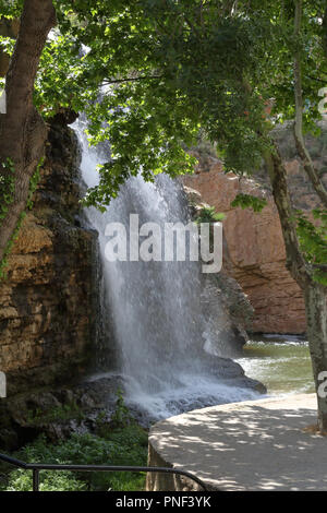 Eine Landschaft der im Viertel am Fluss Huerva River Rock doppel Wasserfälle von grünen Bäumen und Büschen in der gaël Park im Frühling umgeben, Spanien Stockfoto