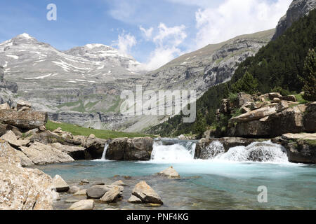 Eine ländliche Landschaft mit araza River Wasserfälle und der Monte Perdido massiv, mit Schnee bedeckt, auf dem Hintergrund, in der Ordesa, Spanien Stockfoto