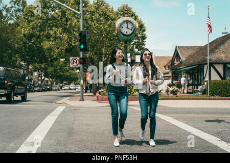 Schöne Mädchen, die zusammen hängen und glücklich lachend, während bei einem Spaziergang. Stockfoto