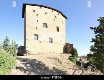 Ein Weitwinkel Panorama der verstärkten St. Martin Kirche (Iglesia de San Martin), diente auch als eine Festung in der ländlichen Stadt Biel, Spanien Stockfoto