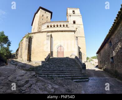 Ein Weitwinkel Panorama der verstärkten St. Martin Kirche (Iglesia de San Martin), diente auch als eine Festung in der ländlichen Stadt Biel, Spanien Stockfoto