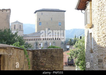 Ein Panorama des verstärkten St. Martin Kirche (Iglesia de San Martin), diente auch als eine Festung in der kleinen ländlichen Stadt Biel, Spanien Stockfoto