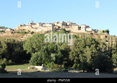 Eine Landschaft bei Sonnenuntergang von Frago, einem traditionellen aragonesischen Stadt über einen Hügel von bebauten Feldern, Tannen und die typisch mediterranen Wald umgeben Stockfoto