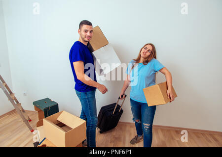 Freundliche Paar zieht in die neue Heimat halten carboard Boxen Stockfoto