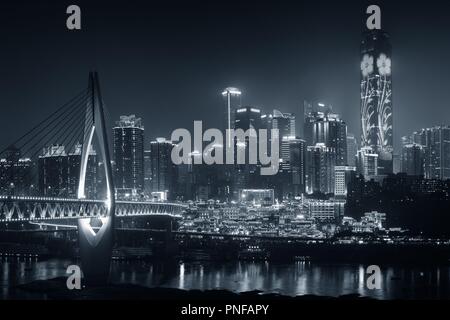 Qiansimen Brücke mit Hongyadong Shopping Complex und Stadt städtische Architektur bei Nacht in Chongqing, China. Stockfoto