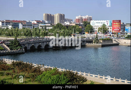 JUN 7, 2018, Jingzhou Hubei China; Brücken und den See zu dem riesigen Guan Yu Statue. Stockfoto