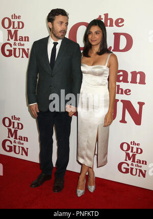 New York City, New York, USA. 20 Sep, 2018. Schauspieler Casey Affleck und seine Freundin FLORIANA LIMA der New York Premiere von "Der alte Mann und das Gewehr" an der Pariser Theater besuchen. Credit: Nancy Kaszerman/ZUMA Draht/Alamy leben Nachrichten Stockfoto