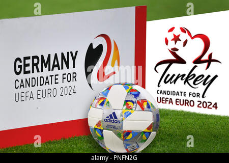 Foto INSTALLATION: UEFA EURO 2024 Anwendung: Entscheidung am 27. September. Der UEFA Executive Kowithee wird am Donnerstag entscheiden, am 27. September, am UEFA-Sitz in Nyon, Schweiz, die die UEFA EURO 2024 Host vergeben wird. Neben dem Deutschen Fußball-Bund (DFB), der türkischen Fußballverband (TFF) beworben hat. Randmotiv, Feature: Banner, Schild, Logo der Bewerbung des DFB für die UEFA EURO 2024. Europäische Meisterschaft. Deutschlands Kandidat für die UEFA EURO 2024, Fußball U-21 Laenderspiel. Deutschland (GER) - Mexiko (MEX) 3-0, am 07.09.2018 in Fürth, Sportpark Ronhof/Thom Stockfoto