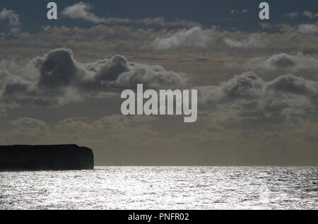 Seaford, East Sussex. 21. September 2018. Dramatische Himmel über den Kreidefelsen von Seaford, East Sussex, als Sturm Bronagh Ansätze. Dies ist ein un-photoshopped Bild. © Peter Cripps/Alamy leben Nachrichten Stockfoto