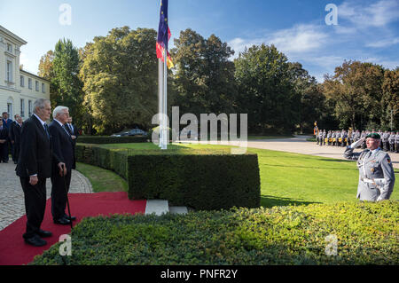 21. September 2018, Berlin: Bundespräsident Dr. Frank-Walter Steinmeier (2. von links) begrüßt der tschechische Präsident Milos Zeman (l) mit militärischen Ehren im Garten von Schloss Bellevue. Foto: Soeren Stache/dpa Stockfoto