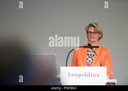 21. September 2018, Sachsen-Anhalt, Halle/Saale: Anja Karliczek (CDU), Minister für Bildung und Forschung, wird die Gäste in den großen Saal der Nationalen Akademie der Wissenschaften Leopoldina' Adresse. Die Jahrestagung 2018 fand dort statt. Foto: Klaus-Dietmar Gabbert/dpa-Zentralbild/dpa Stockfoto