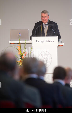 21. September 2018, Sachsen-Anhalt, Halle/Saale: Jörg Hacker, Präsident der Nationalen Akademie der Wissenschaften Leopoldina" spricht mit seinen Gästen. Die Jahrestagung 2018 fand in der Akademie. Foto: Klaus-Dietmar Gabbert/dpa-Zentralbild/dpa Stockfoto