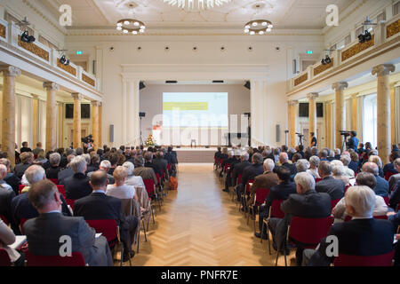 21. September 2018, Sachsen-Anhalt, Halle/Saale: Anja Karliczek (CDU), Minister für Bildung und Forschung, wird die Gäste in den großen Saal der Nationalen Akademie der Wissenschaften Leopoldina' Adresse. Die Jahrestagung 2018 fand dort statt. Foto: Klaus-Dietmar Gabbert/dpa-Zentralbild/dpa Stockfoto