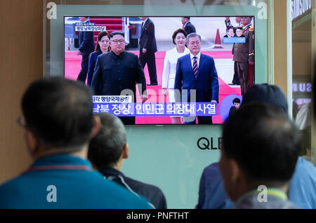 Peking, Südkorea. 18 Sep, 2018. Die anwohner sehen Sie hier einen TV-Bildschirm, der obersten Führer der Demokratischen Volksrepublik Korea (DVRK) Kim Jong Un die südkoreanischen Präsidenten Moon Jae-in Pjöngjang International Airport für Ihren dritten Innerkoreanischen Gipfel, an einem Bahnhof in Seoul, Südkorea, Sept. 18, 2018. Mit Xinhua Schlagzeilen: Koreas Beziehungen verbessern, Warten auf US-Antwort in denuke spricht. Quelle: Lee Sang-ho/Xinhua/Alamy leben Nachrichten Stockfoto