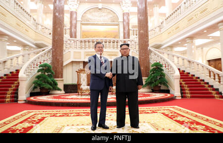 Peking, der Demokratischen Volksrepublik Korea, China. 18 Sep, 2018. Kim Jong Un (R), Führer der Demokratischen Volksrepublik Korea (DVRK), trifft sich mit Besuch südkoreanischen Präsidenten Moon Jae-in in Pjöngjang, in der Demokratischen Volksrepublik Korea, der Dritte Gipfel für das Paar in diesem Jahr Sept. 18, 2018. Mit Xinhua Schlagzeilen: Koreas Beziehungen verbessern, Warten auf US-Antwort in denuke spricht. Credit: Pjöngjang Pressekorps/Xinhua/Alamy leben Nachrichten Stockfoto
