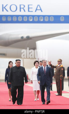 Peking, der Demokratischen Volksrepublik Korea, China. 18 Sep, 2018. Südkoreanischen Präsidenten Moon Jae-in (R) und obersten Führer der Demokratischen Volksrepublik Korea (DVRK) Kim Jong Un (L) prüfen Sie die ehrenwache in Pjöngjang, in der Demokratischen Volksrepublik Korea, Sept. 18, 2018. Mit Xinhua Schlagzeilen: Koreas Beziehungen verbessern, Warten auf US-Antwort in denuke spricht. Credit: Pjöngjang Pressekorps/Xinhua/Alamy leben Nachrichten Stockfoto